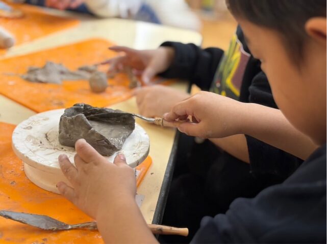 素材に触れて表現する子ども